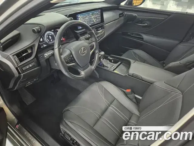 Lexus ES300h 2025 — Photo 18/19