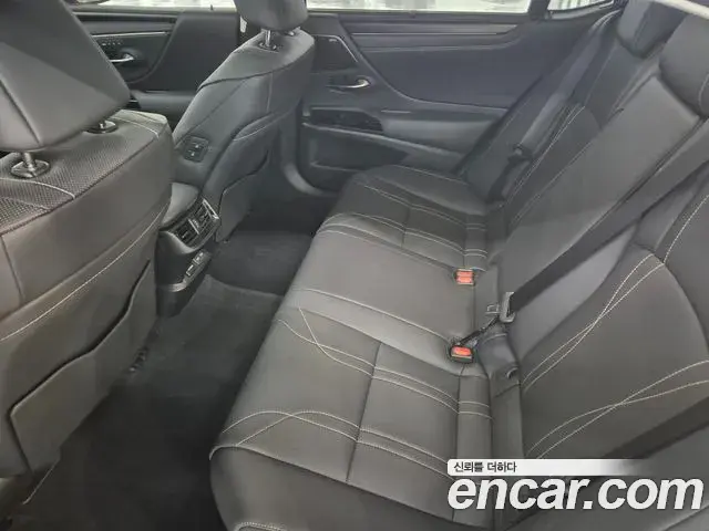 Lexus ES300h 2025 — Photo 5/19