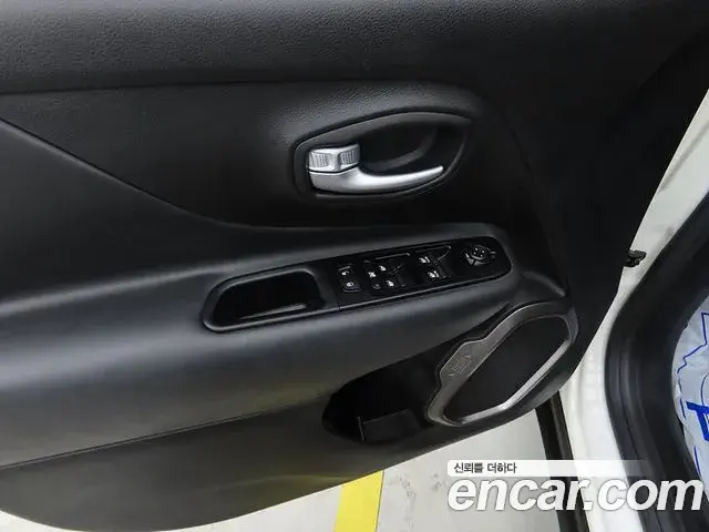 Jeep Renegade 2020 — Фото 12/20