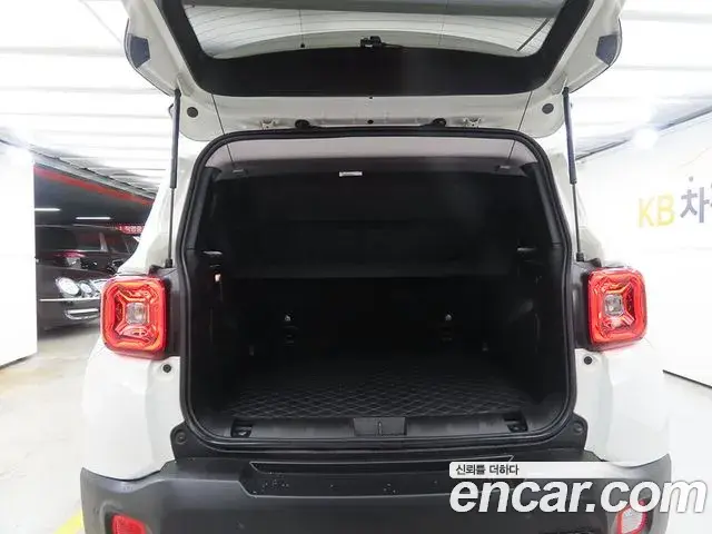 Jeep Renegade 2020 — Фото 18/20