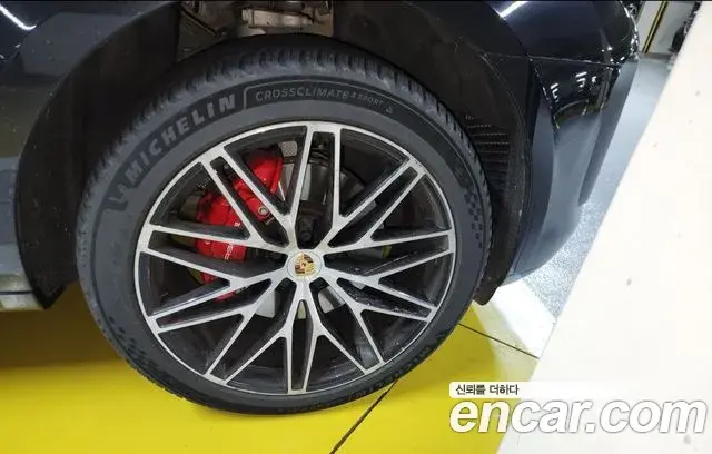 Porsche Macan 2022 — ფოტო 9/11