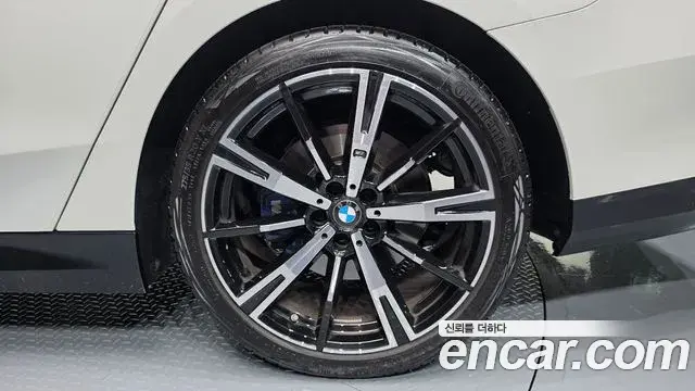 BMW 5 Series 2025 — ფოტო 25/34
