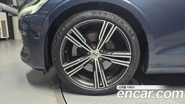 Volvo S60 2021 — ფოტო 30/31