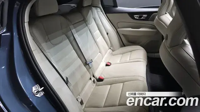 Volvo S60 2021 — ფოტო 22/31
