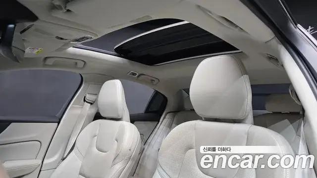 Volvo S60 2021 — ფოტო 29/31