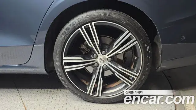 Volvo S60 2021 — ფოტო 18/31