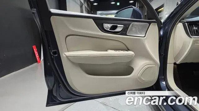 Volvo S60 2021 — ფოტო 24/31