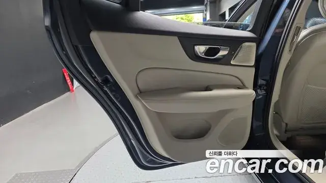 Volvo S60 2021 — ფოტო 20/31
