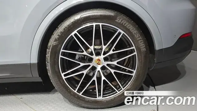 Porsche Cayenne 2024 — ფოტო 32/38