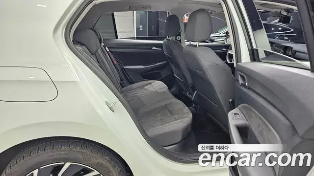 Volkswagen Golf 2023 — ფოტო 5/30