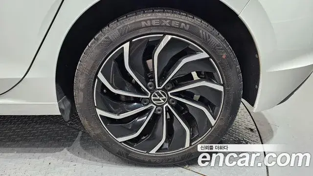 Volkswagen Golf 2023 — ფოტო 29/30