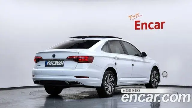 Volkswagen Jetta 2021 — ფოტო 14/32