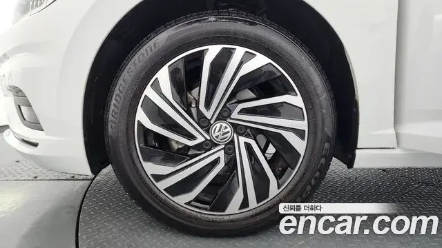 Volkswagen Jetta 2021 — ფოტო 11/32