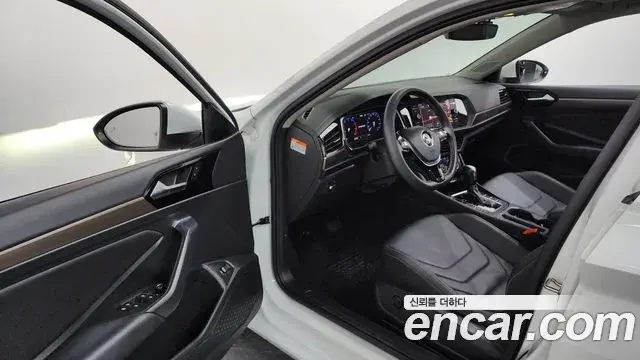 Volkswagen Jetta 2021 — ფოტო 7/32