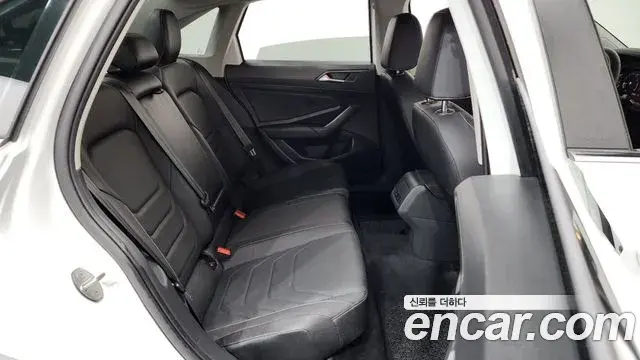 Volkswagen Jetta 2021 — ფოტო 12/32