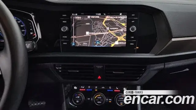Volkswagen Jetta 2021 — ფოტო 18/32