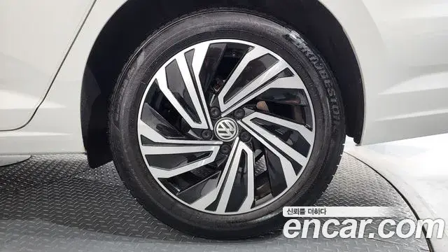 Volkswagen Jetta 2021 — ფოტო 20/32