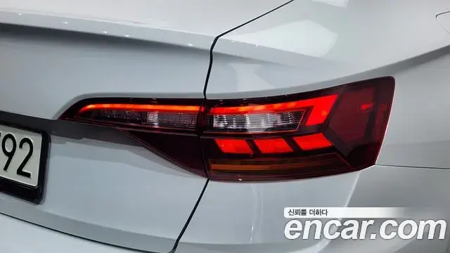 Volkswagen Jetta 2021 — ფოტო 10/32