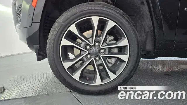 Jeep Grand Cherokee 2022 — Photo 29/39
