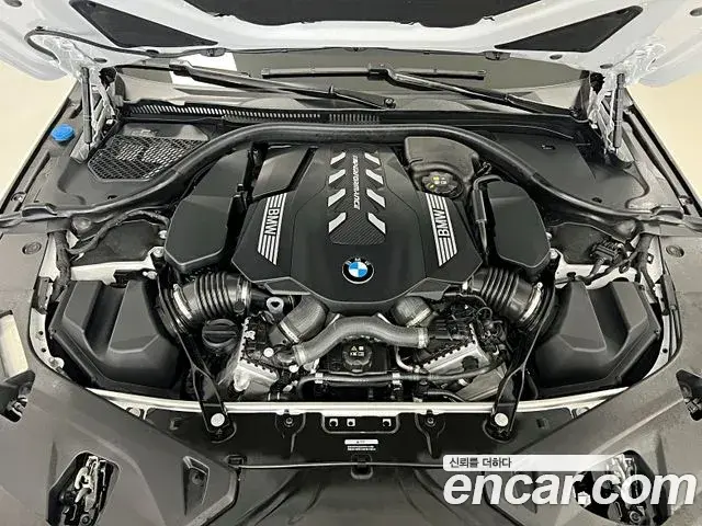 BMW 8 Series 2025 — Photo 3/20
