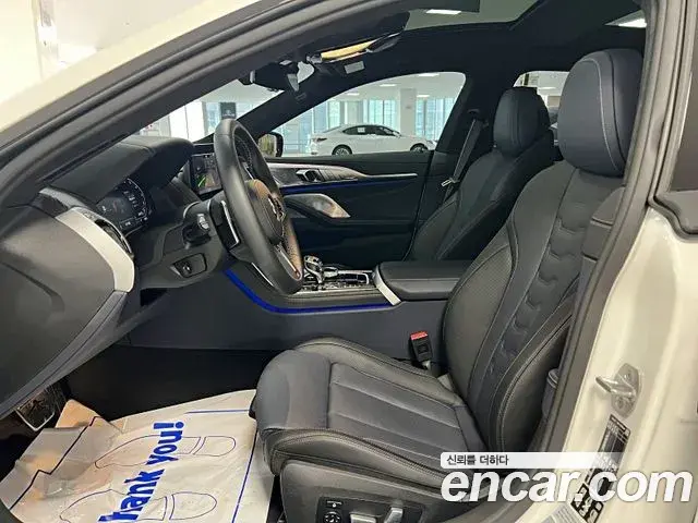 BMW 8 Series 2025 — Photo 12/20