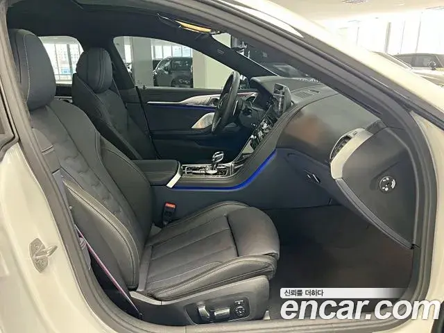 BMW 8 Series 2025 — Photo 14/20