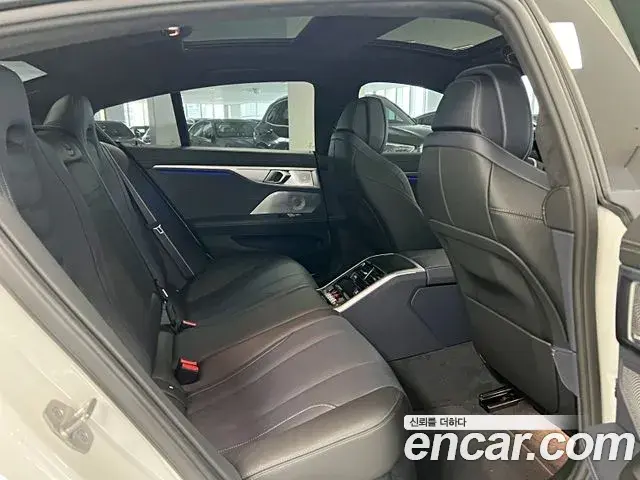 BMW 8 Series 2025 — Photo 19/20
