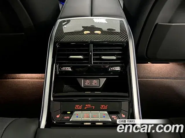 BMW 8 Series 2025 — Photo 10/20