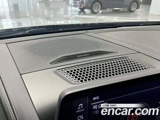 BMW 8 Series 2025 — Photo 17/20