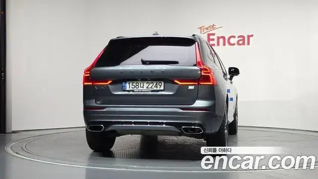 Volvo XC60 2021 — Şəkil 31/36