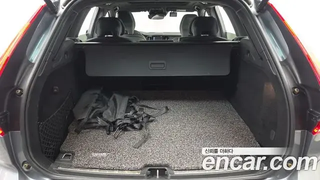 Volvo XC60 2021 — Şəkil 9/36