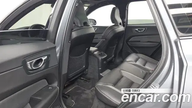 Volvo XC60 2021 — Şəkil 11/36