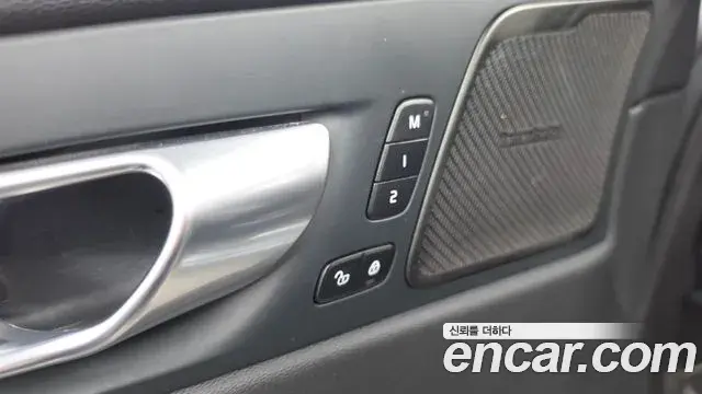 Volvo XC60 2021 — Şəkil 10/36