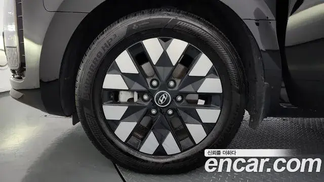 Hyundai Staria 2024 — ფოტო 29/34