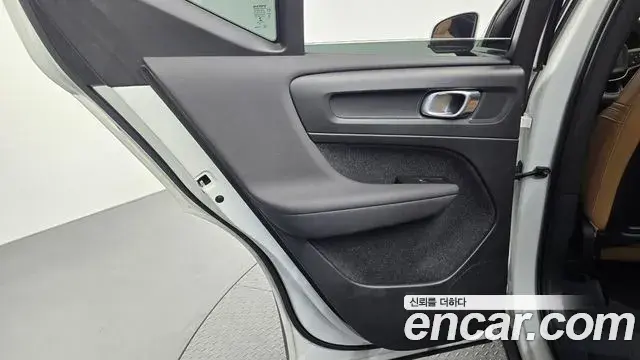 Volvo XC40 2021 — Şəkil 27/30