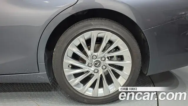 Lexus ES300h 2024 — Photo 28/38
