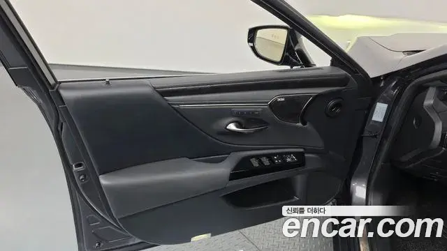 Lexus ES300h 2024 — Photo 3/38