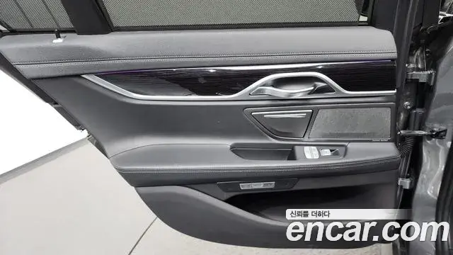 BMW 7 Series 2018 — Photo 25/38