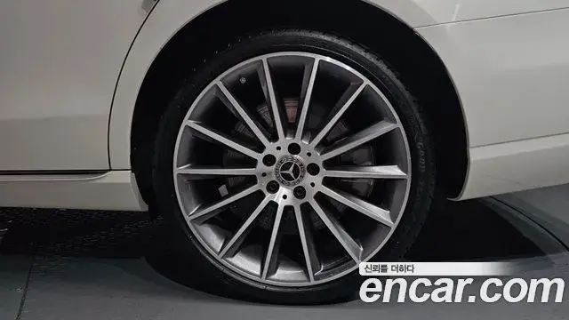 Mercedes-Benz E-Class 2023 — Photo 3/37