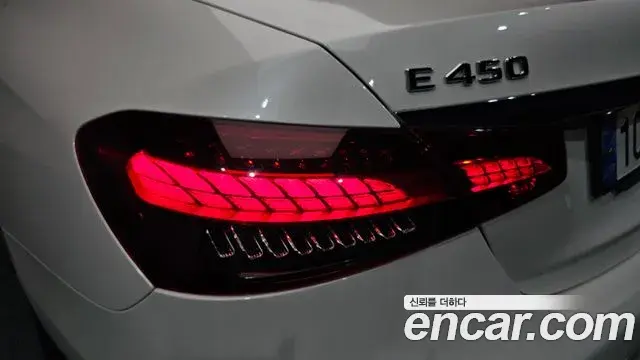 Mercedes-Benz E-Class 2023 — Photo 18/37