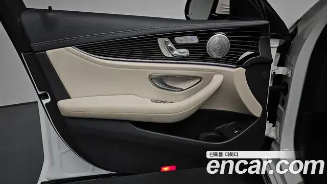 Mercedes-Benz E-Class 2023 — Photo 35/37