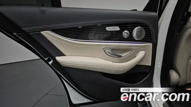 Mercedes-Benz E-Class 2023 — Photo 9/37