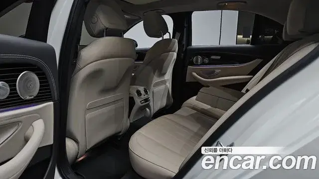 Mercedes-Benz E-Class 2023 — Photo 14/37