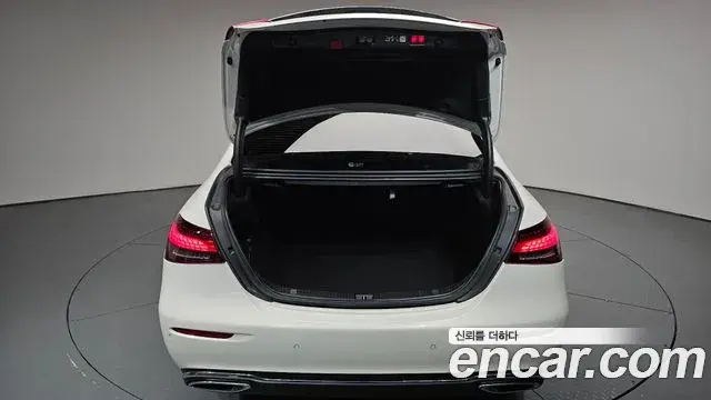 Mercedes-Benz E-Class 2023 — Photo 26/37