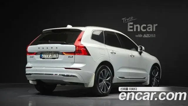 Volvo XC60 2021 — ფოტო 28/35