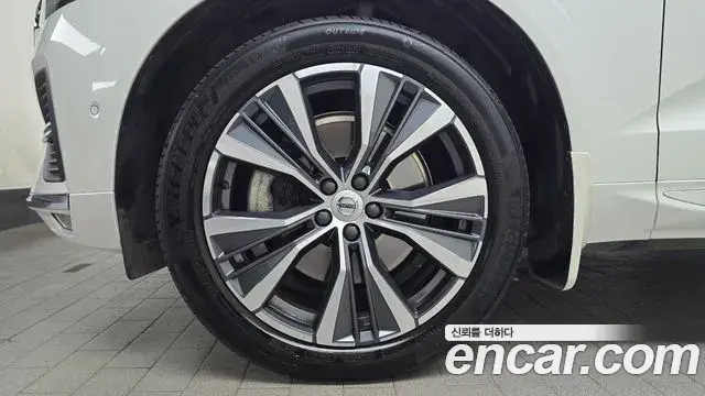 Volvo XC60 2021 — ფოტო 17/35