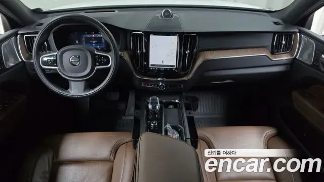 Volvo XC60 2021 — ფოტო 24/35