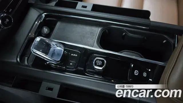 Volvo XC60 2021 — ფოტო 34/35