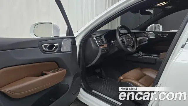Volvo XC60 2021 — ფოტო 27/35