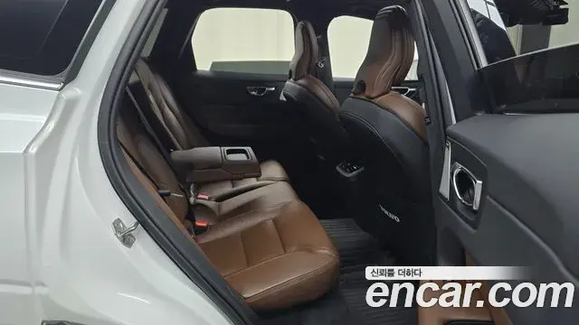 Volvo XC60 2021 — ფოტო 30/35
